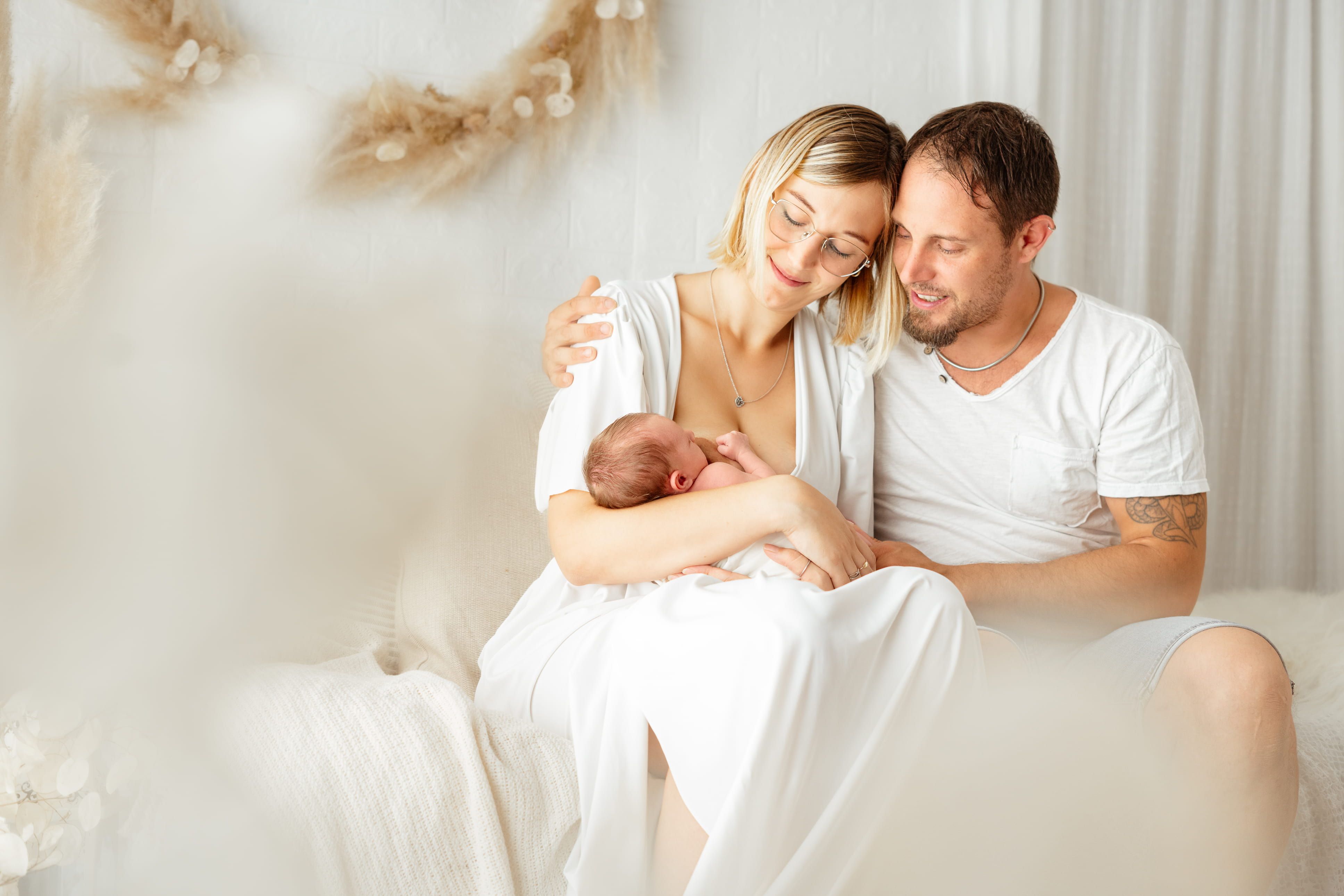 mamma e papà che coccolanoil loro neonato