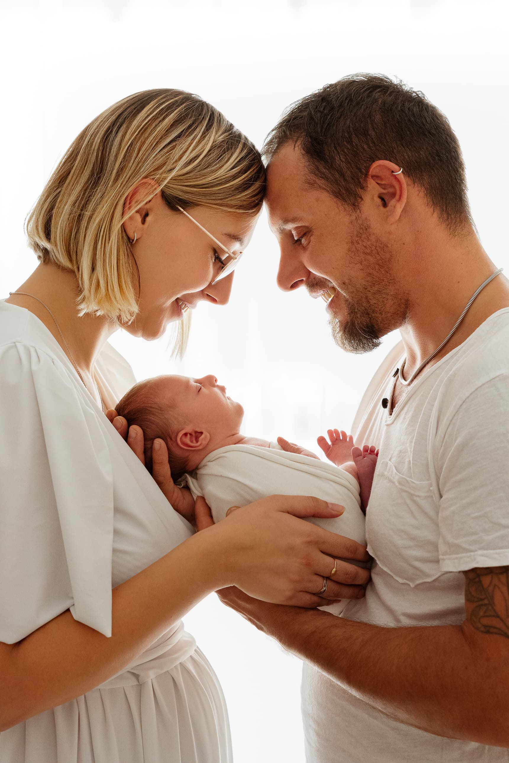 Neonato in braccio a mamma e papà