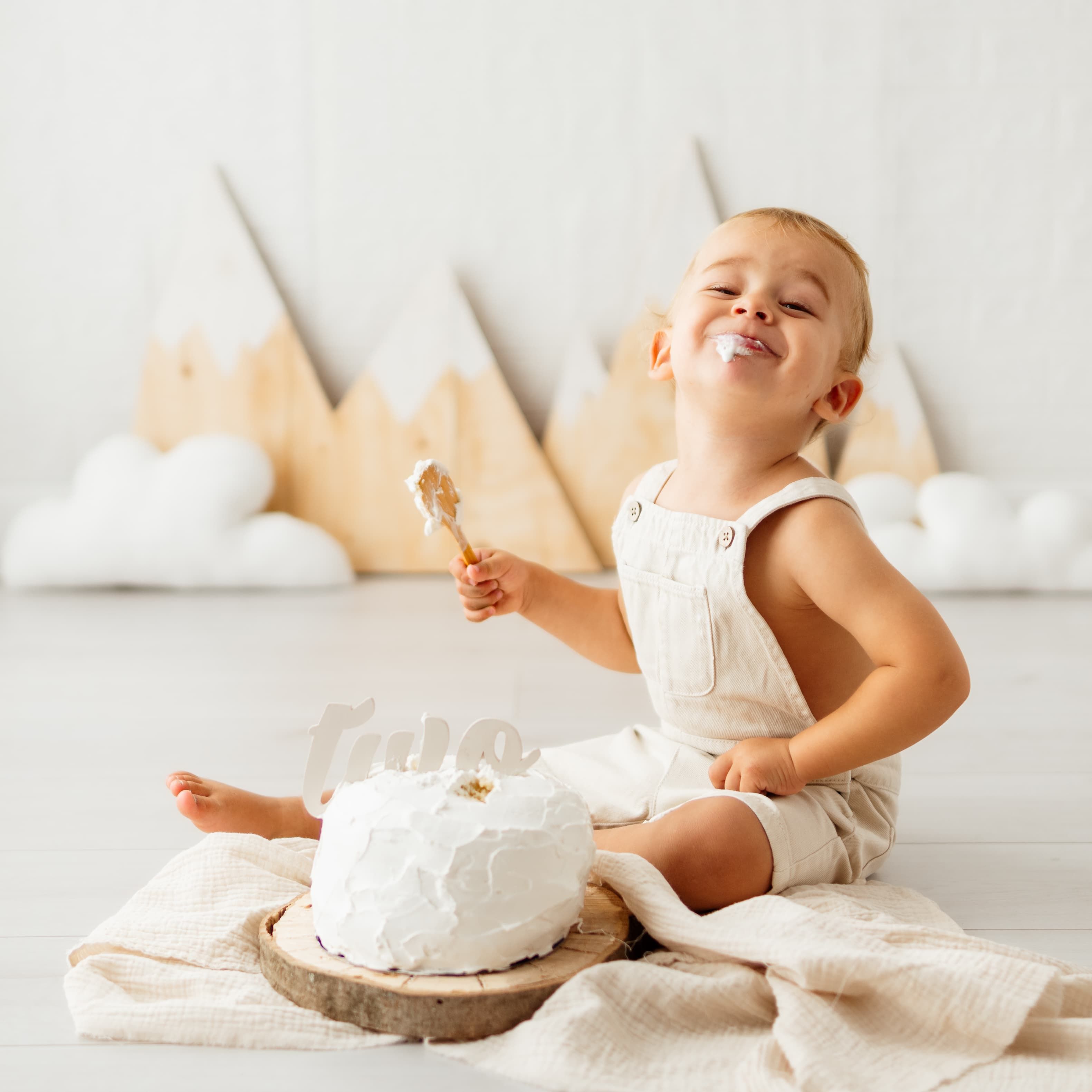 Bambino e torta di compleanno