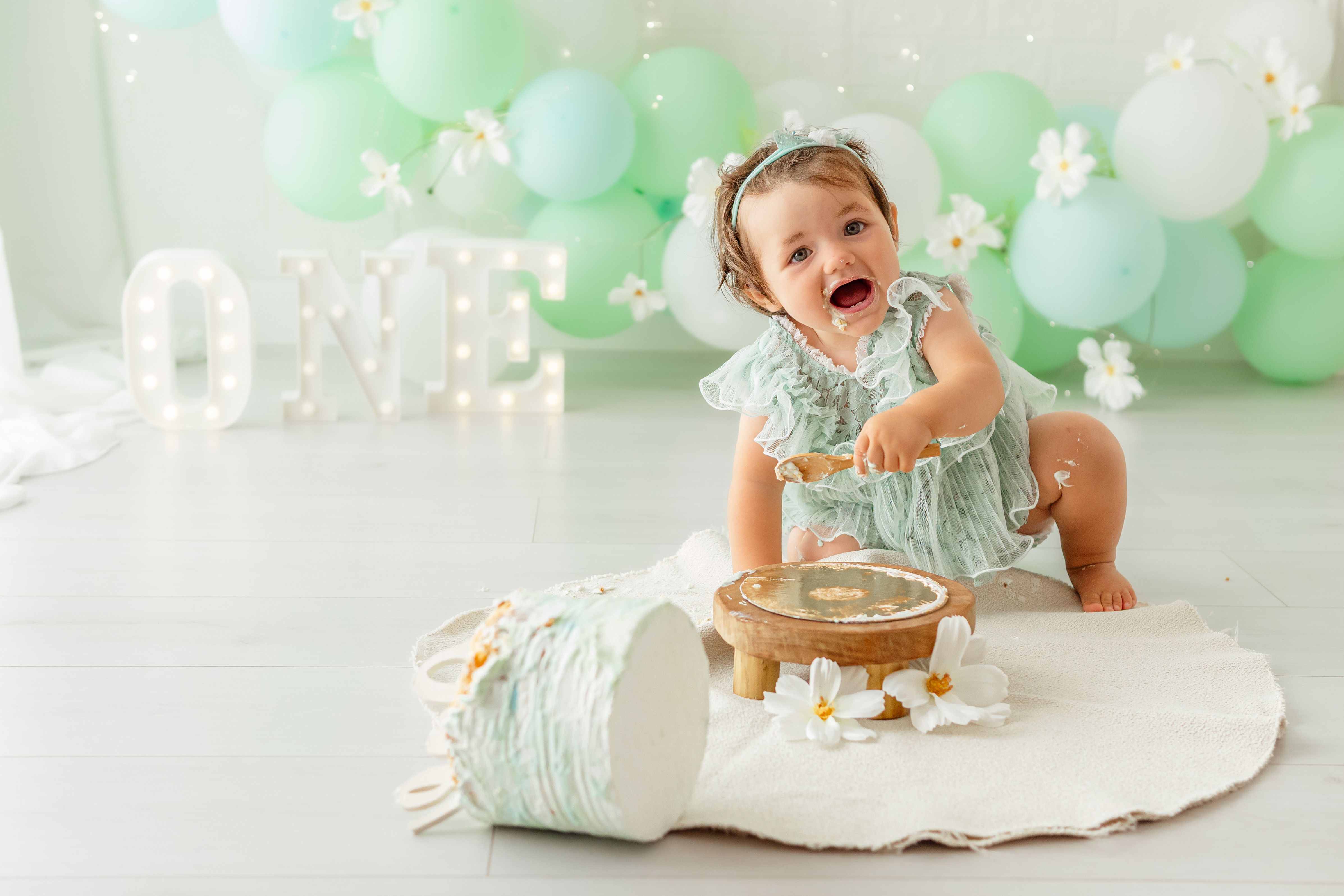 Bambina con torta di compleanno
