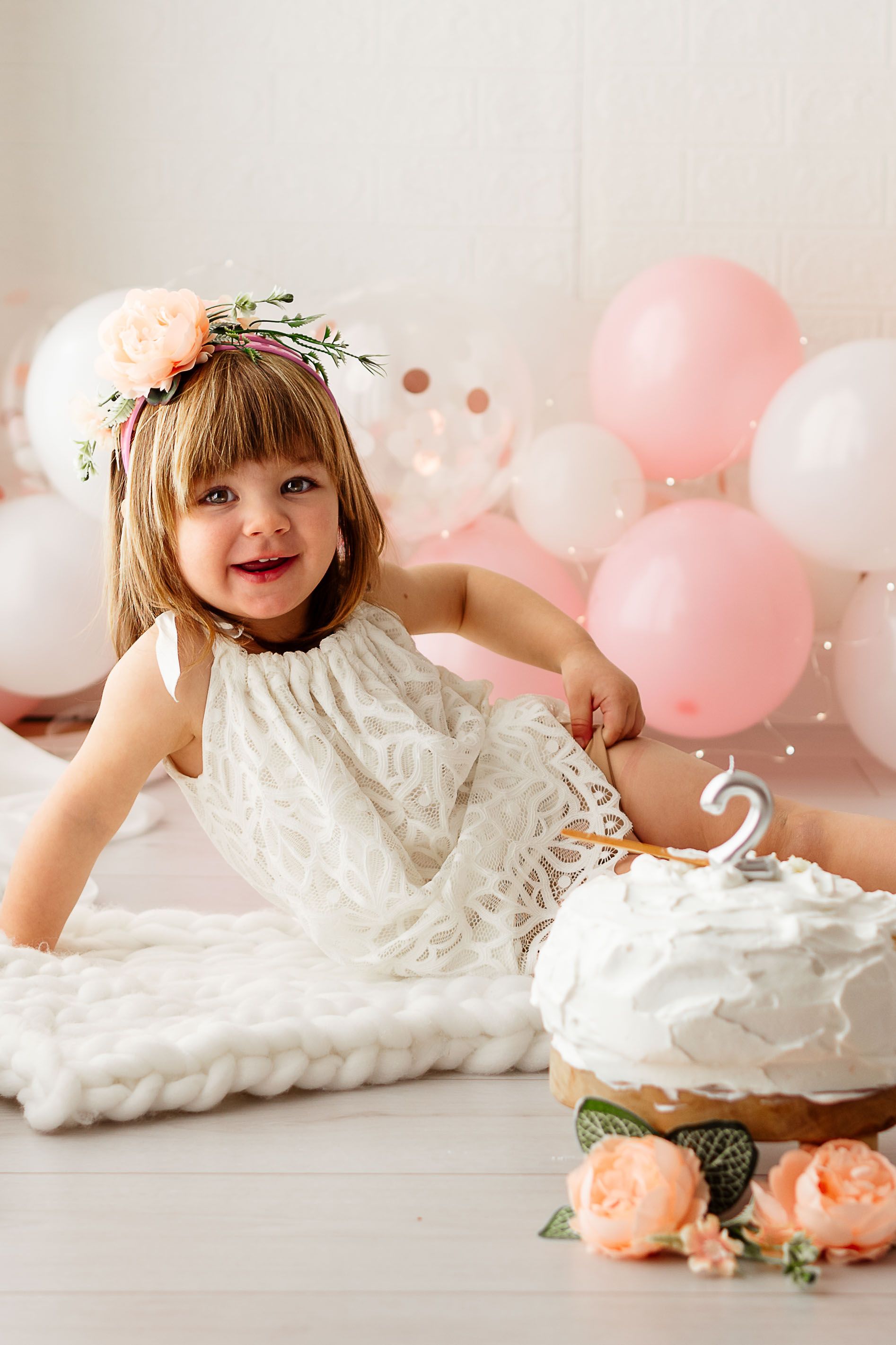 Bambina con torta di compleanno