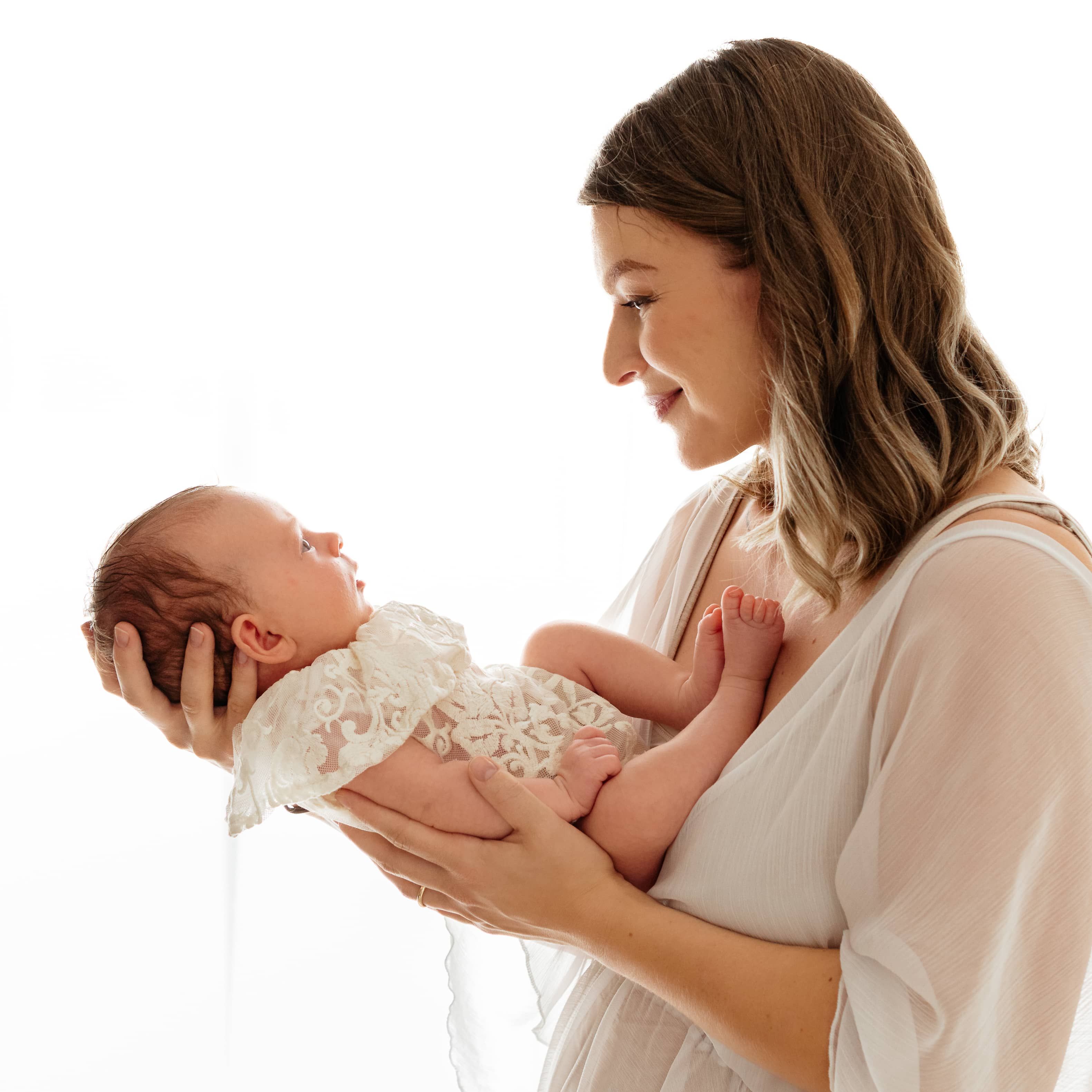 Mamma con in braccio bambino